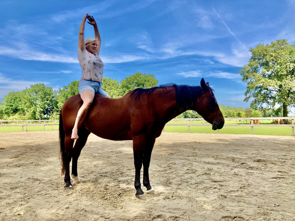 Yoga auf dem Pferdenrücken